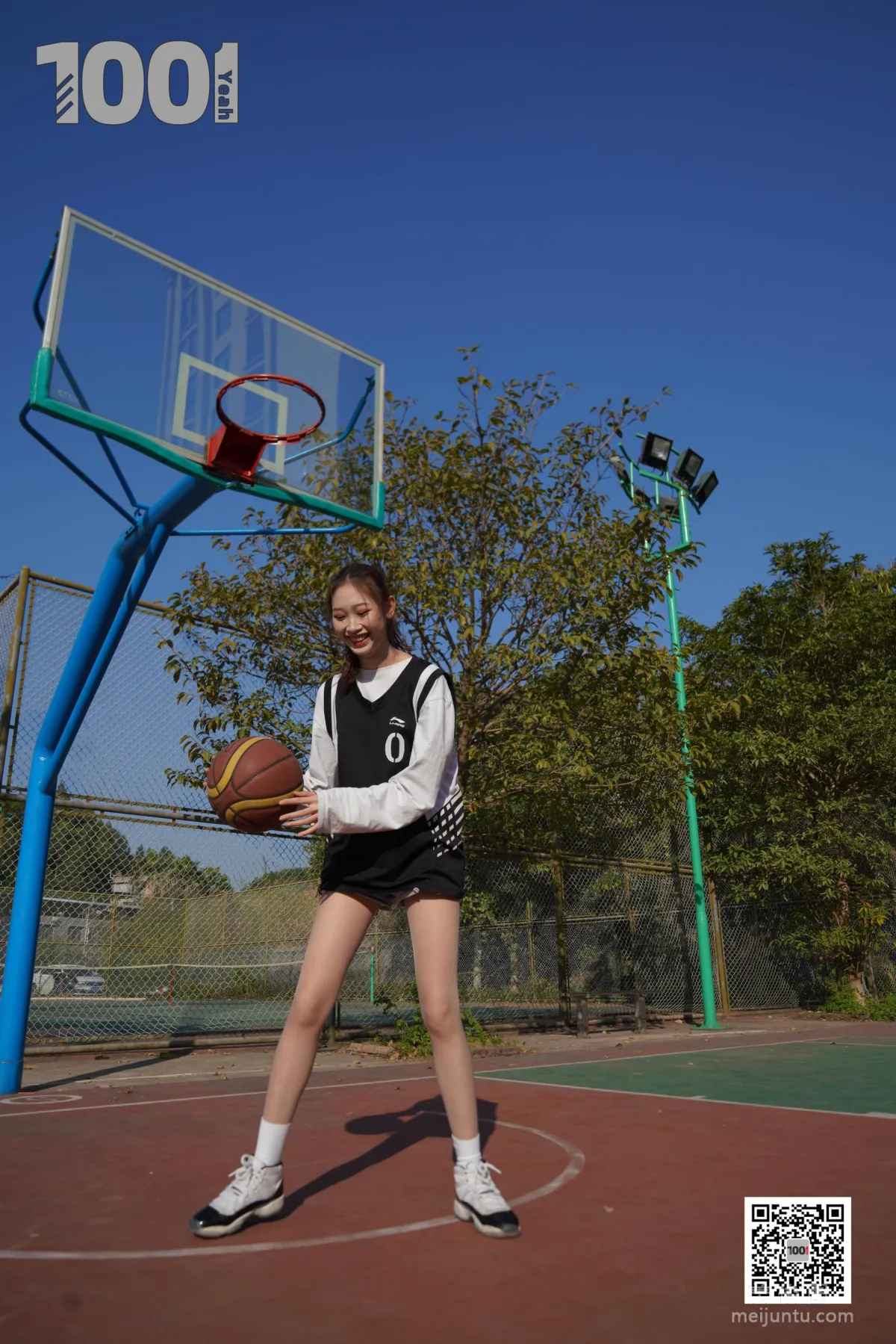 [IESS One Thousand and One Nights] Model: Cao Mei 'Playing Basketball with Girlfriend 3' Stockings and Beautiful Feet Photo Set photo 13