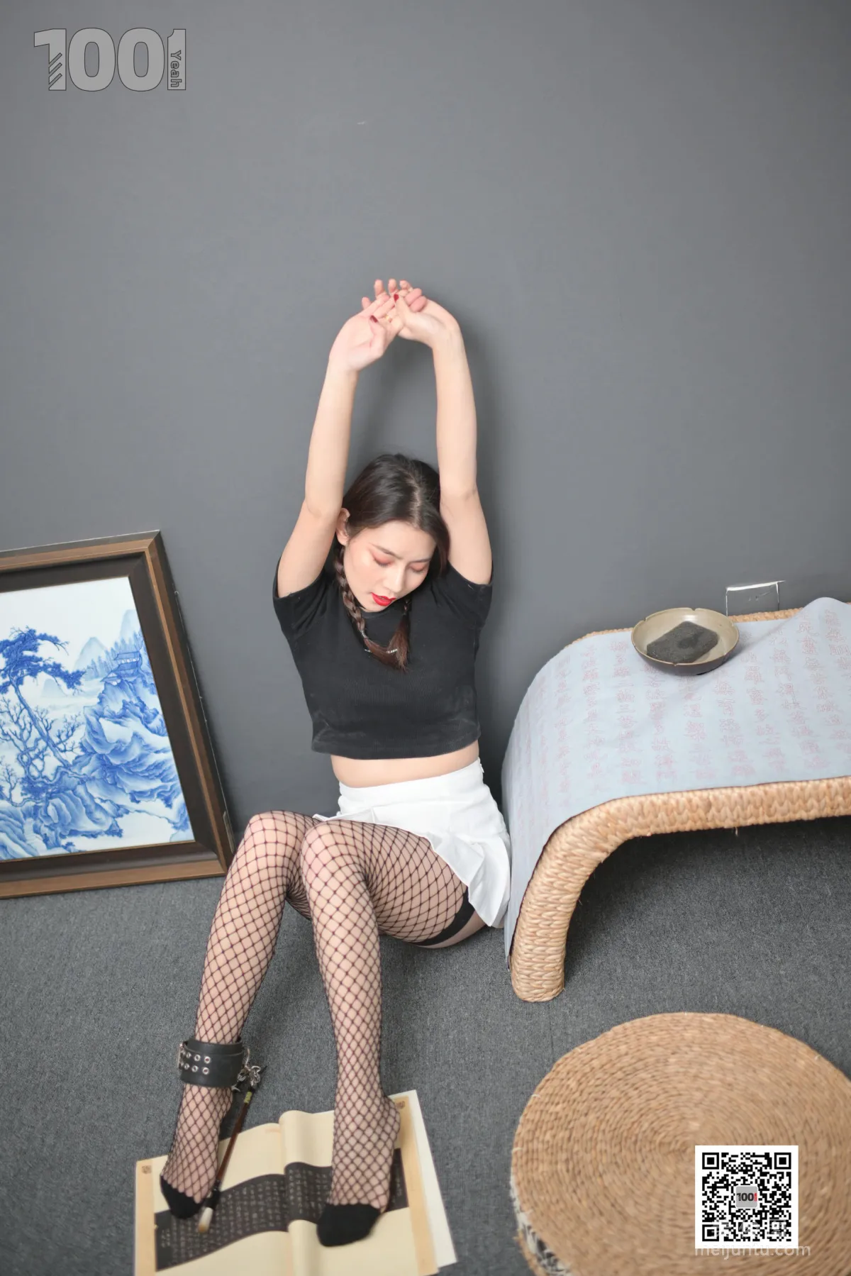 [One Thousand and One Nights] Model: Zhen Zhen, Locked at Home Practicing Calligraphy 3, Shackles and Fishnet Stockings Photo Set photo 3