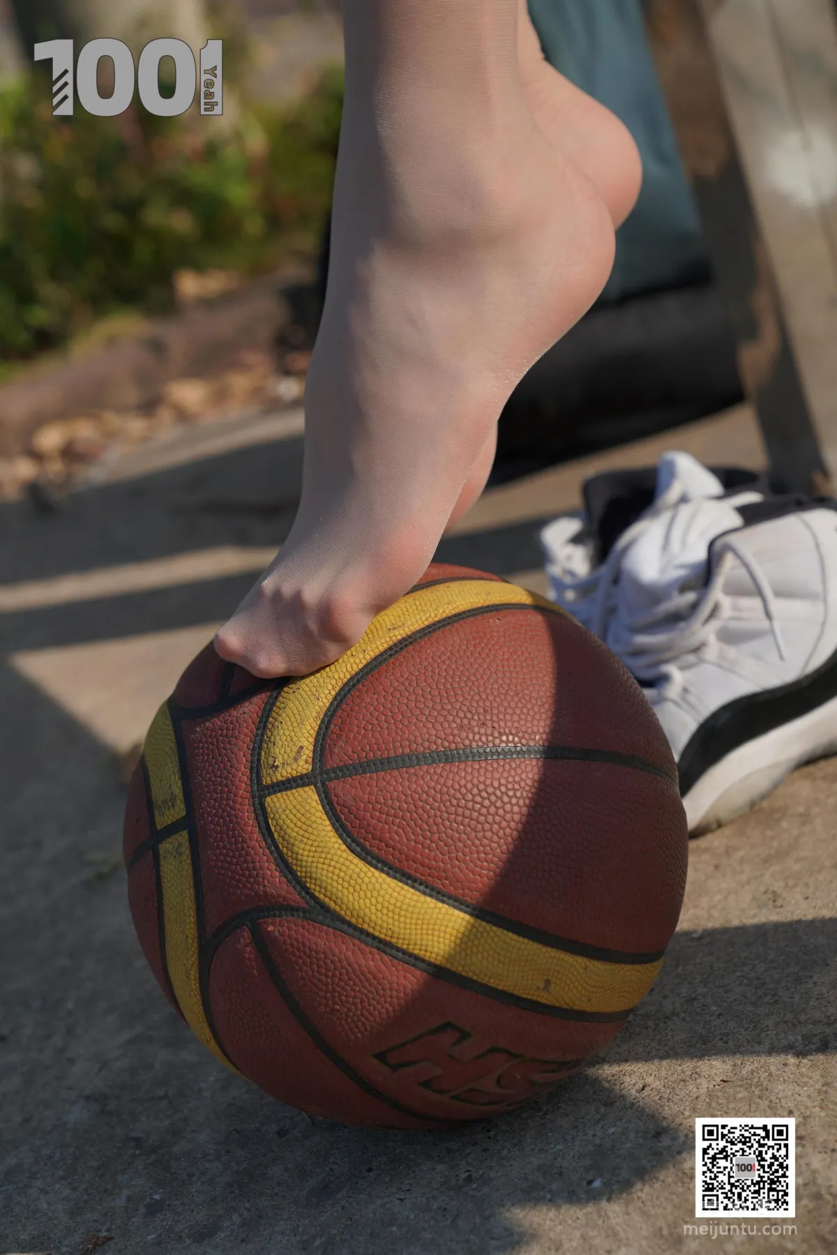[One Thousand and One Nights] Model: Cao Mei, Accompanying Girlfriend to Play Basketball 4 Beautiful Feet and Silk Stockings Photo Set photo 48