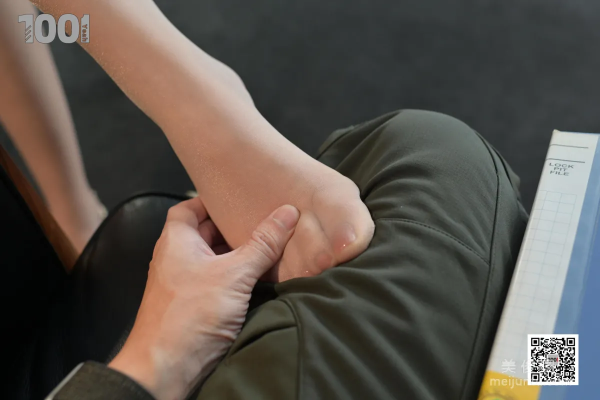 [One Thousand and One Nights] Model: Xi Gua 《Workplace Newbie Interview 4》 Shredded Silk Stockings Beautiful Feet Photo Set photo 28