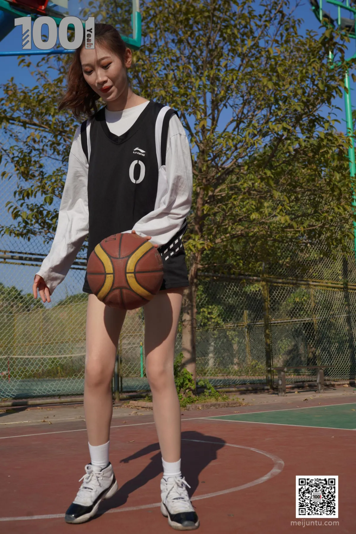 [IESS One Thousand and One Nights] Model: Cao Mei 'Playing Basketball with Girlfriend 3' Stockings and Beautiful Feet Photo Set photo 27