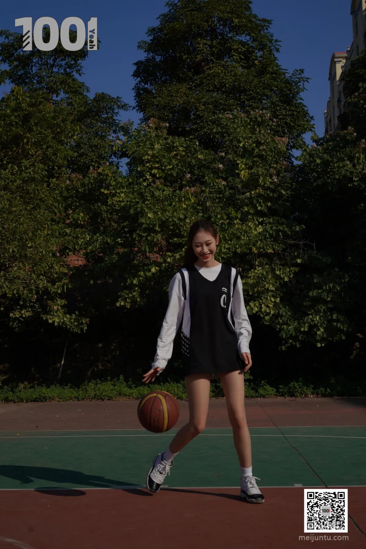 [IESS一千零一夜] 模特草莓《陪女朋友打籃球2》 絲襪美腿寫真集 65