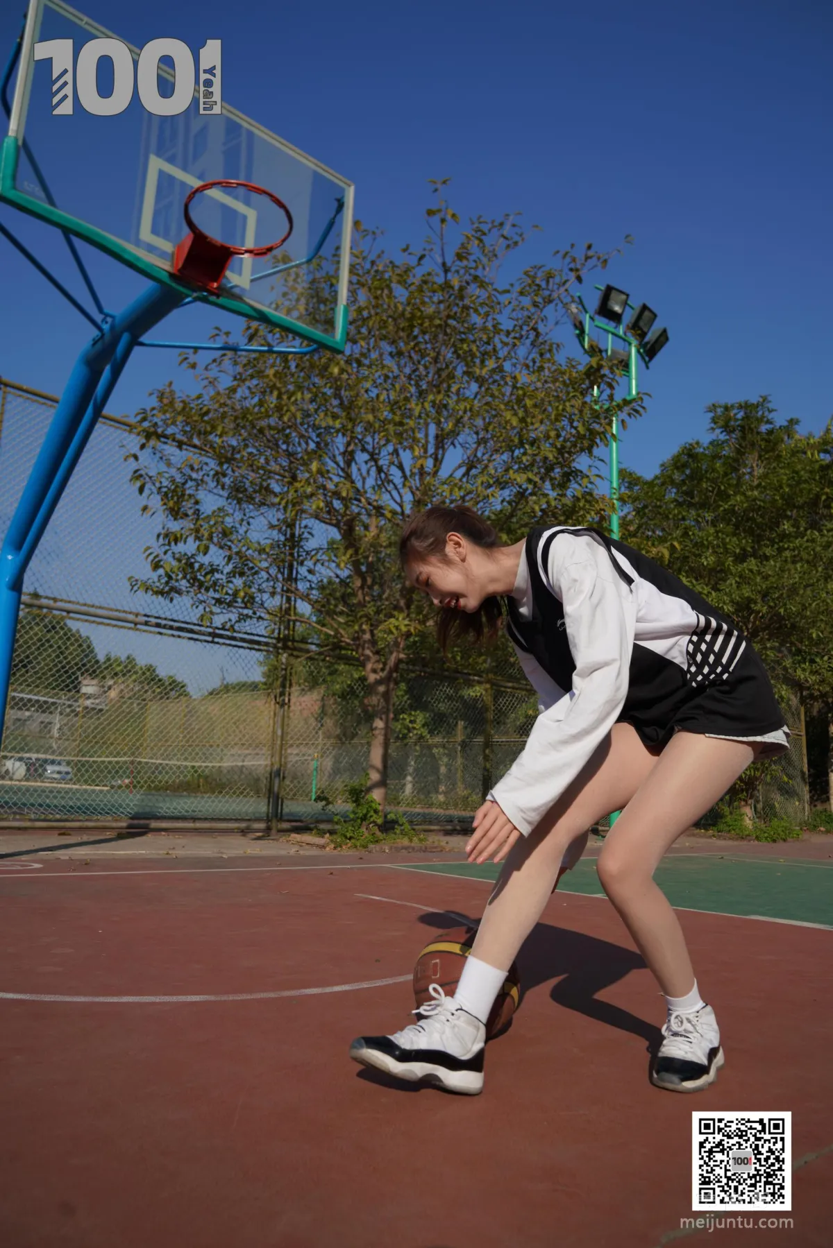 [IESS One Thousand and One Nights] Model: Cao Mei 'Playing Basketball with Girlfriend 3' Stockings and Beautiful Feet Photo Set photo 57
