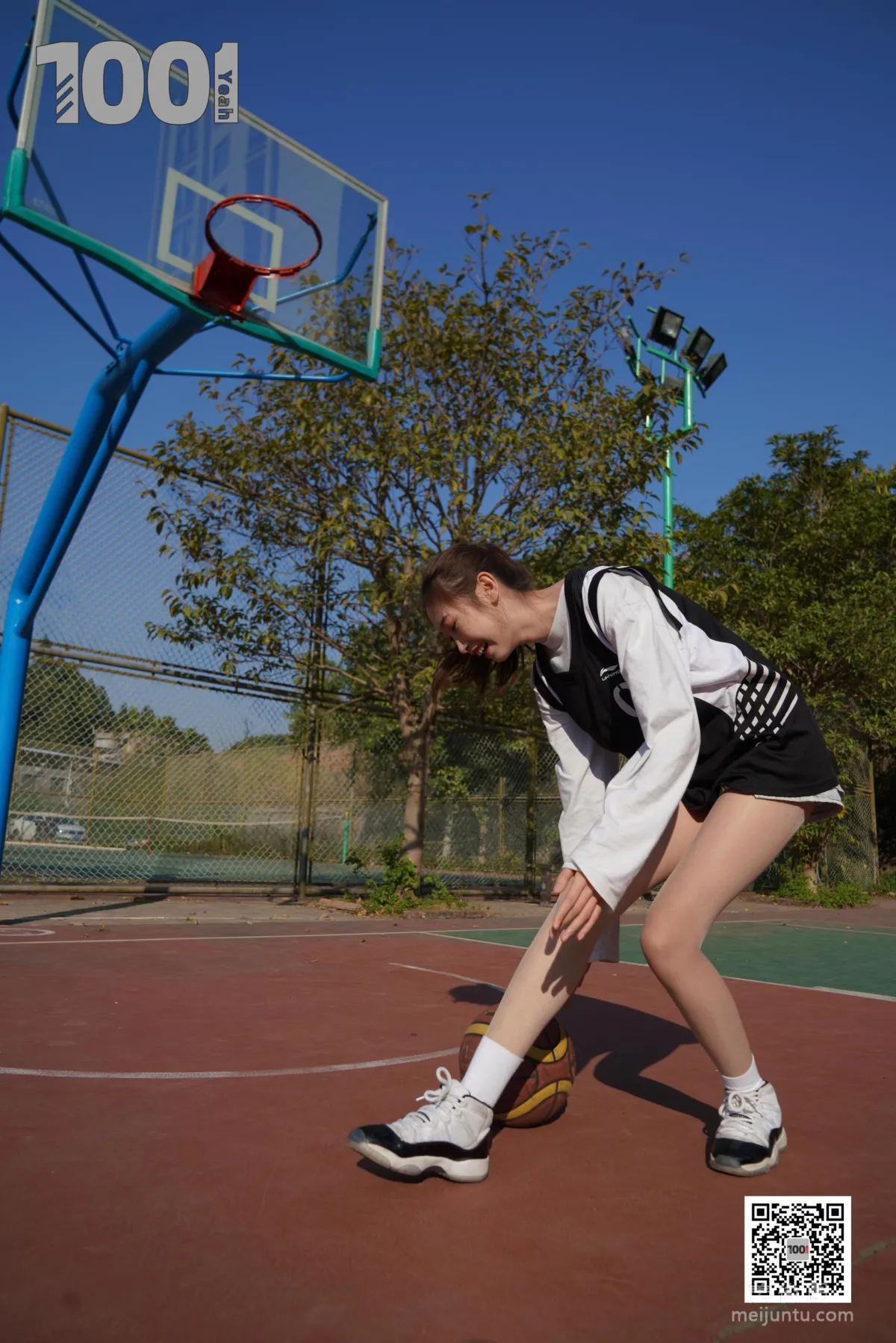 [IESS One Thousand and One Nights] Model: Cao Mei 'Playing Basketball with Girlfriend 3' Stockings and Beautiful Feet Photo Set photo 55