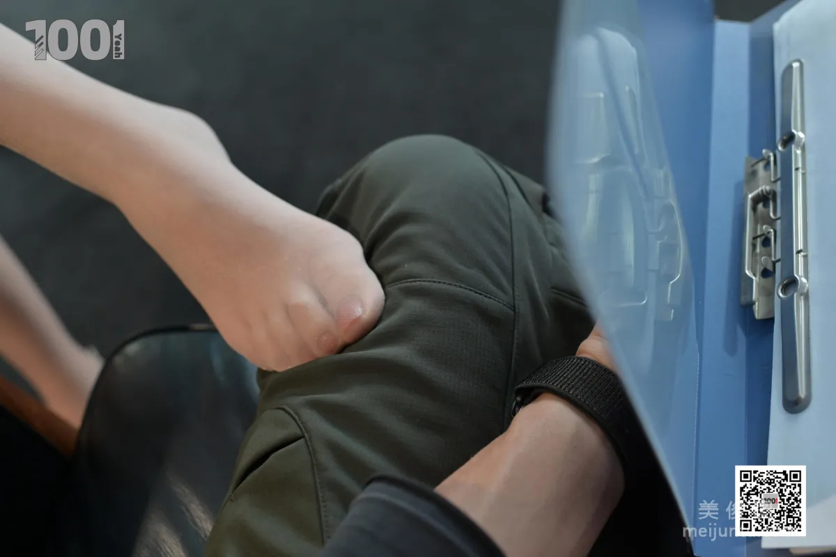[One Thousand and One Nights] Model: Xi Gua 《Workplace Newbie Interview 4》 Shredded Silk Stockings Beautiful Feet Photo Set photo 19