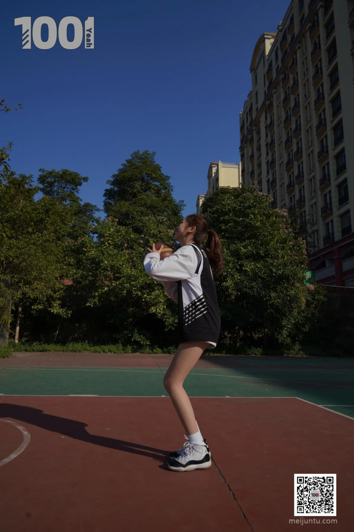 [IESS一千零一夜] 模特草莓《陪女朋友打籃球2》 絲襪美腿寫真集 54
