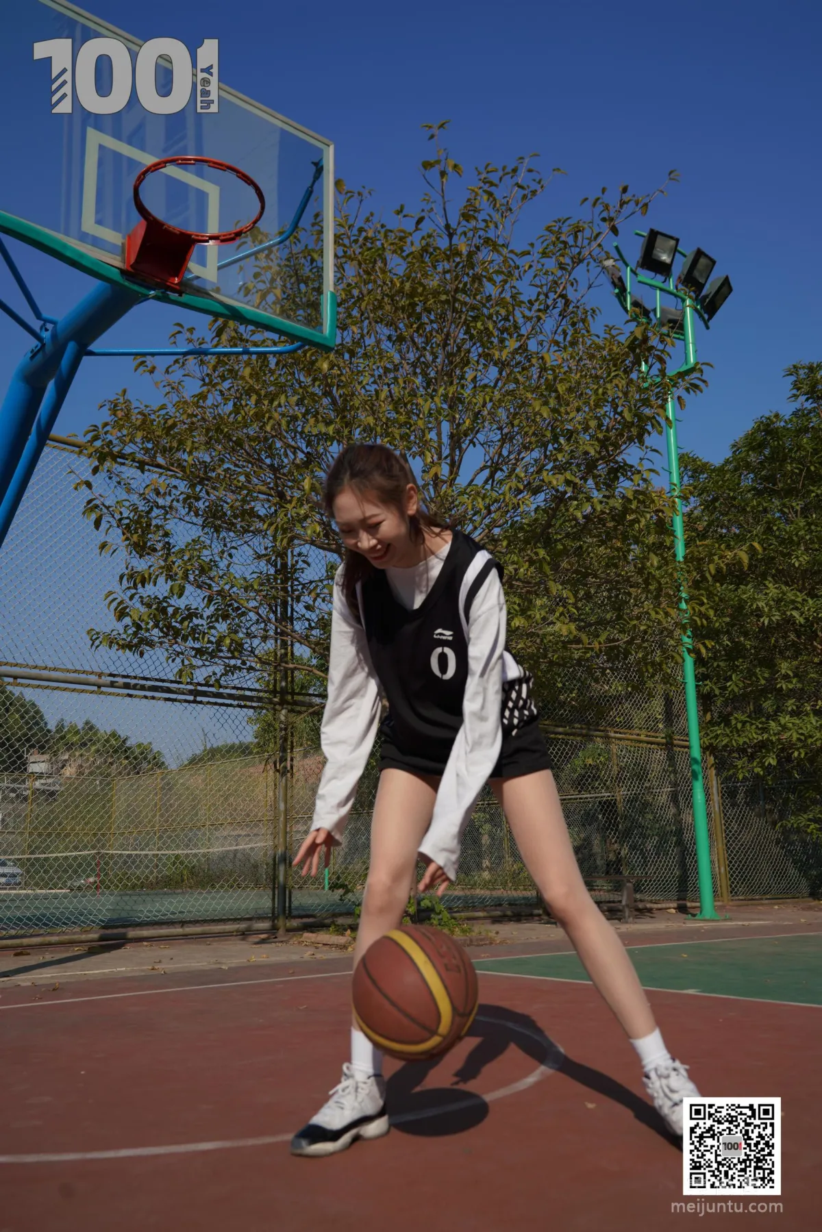 [IESS One Thousand and One Nights] Model: Cao Mei 'Playing Basketball with Girlfriend 3' Stockings and Beautiful Feet Photo Set photo 20
