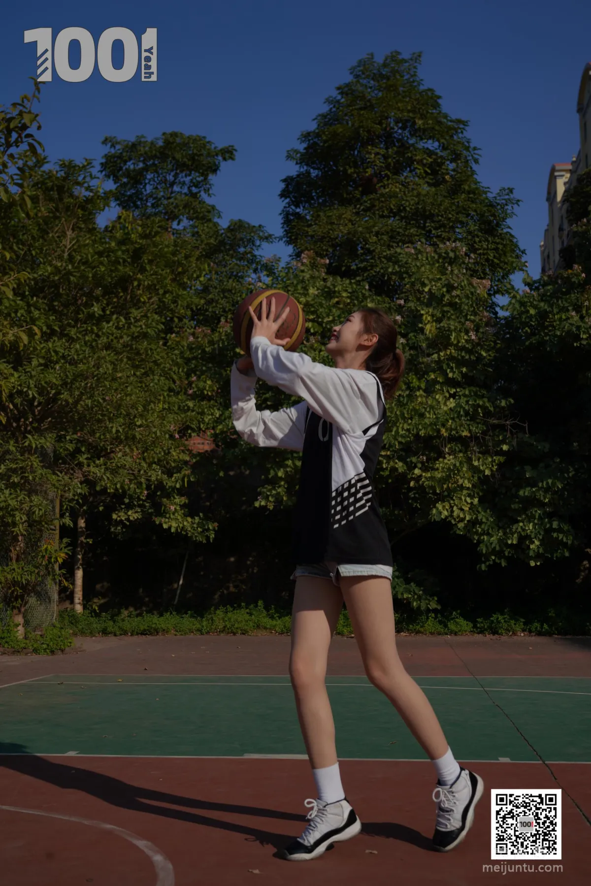 [IESS一千零一夜] 模特草莓《陪女朋友打籃球2》 絲襪美腿寫真集 69
