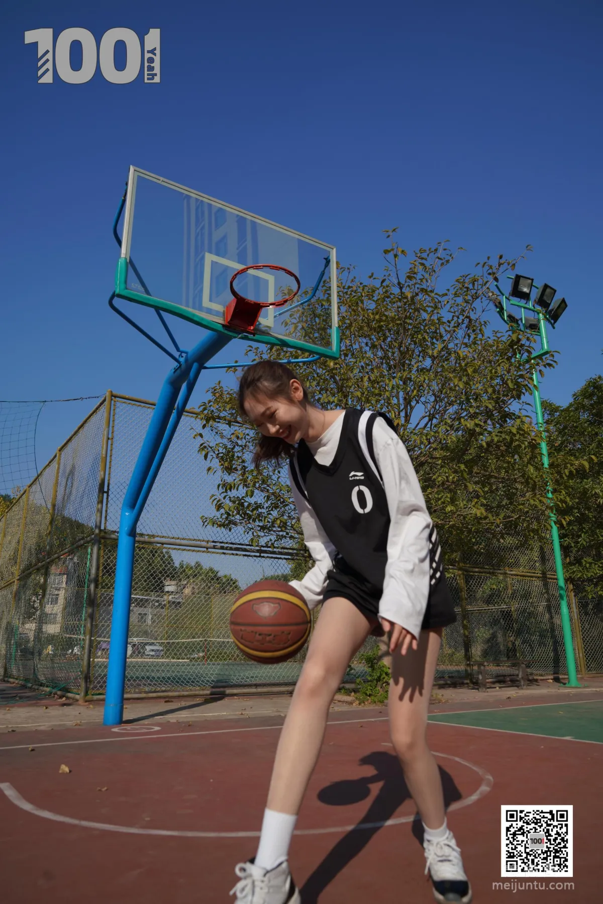 [IESS One Thousand and One Nights] Model: Cao Mei 'Playing Basketball with Girlfriend 3' Stockings and Beautiful Feet Photo Set photo 35