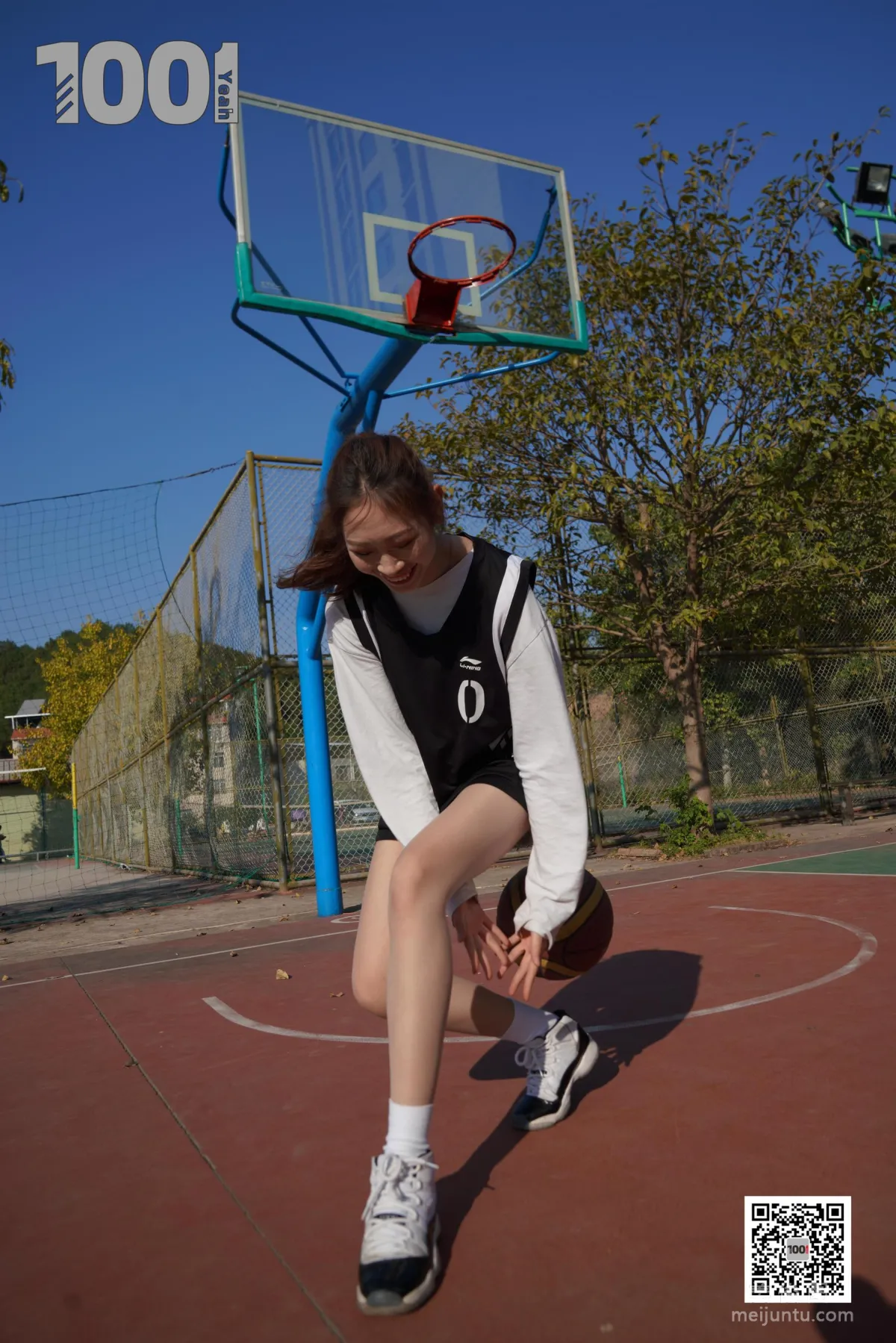 [IESS One Thousand and One Nights] Model: Cao Mei 'Playing Basketball with Girlfriend 3' Stockings and Beautiful Feet Photo Set photo 44