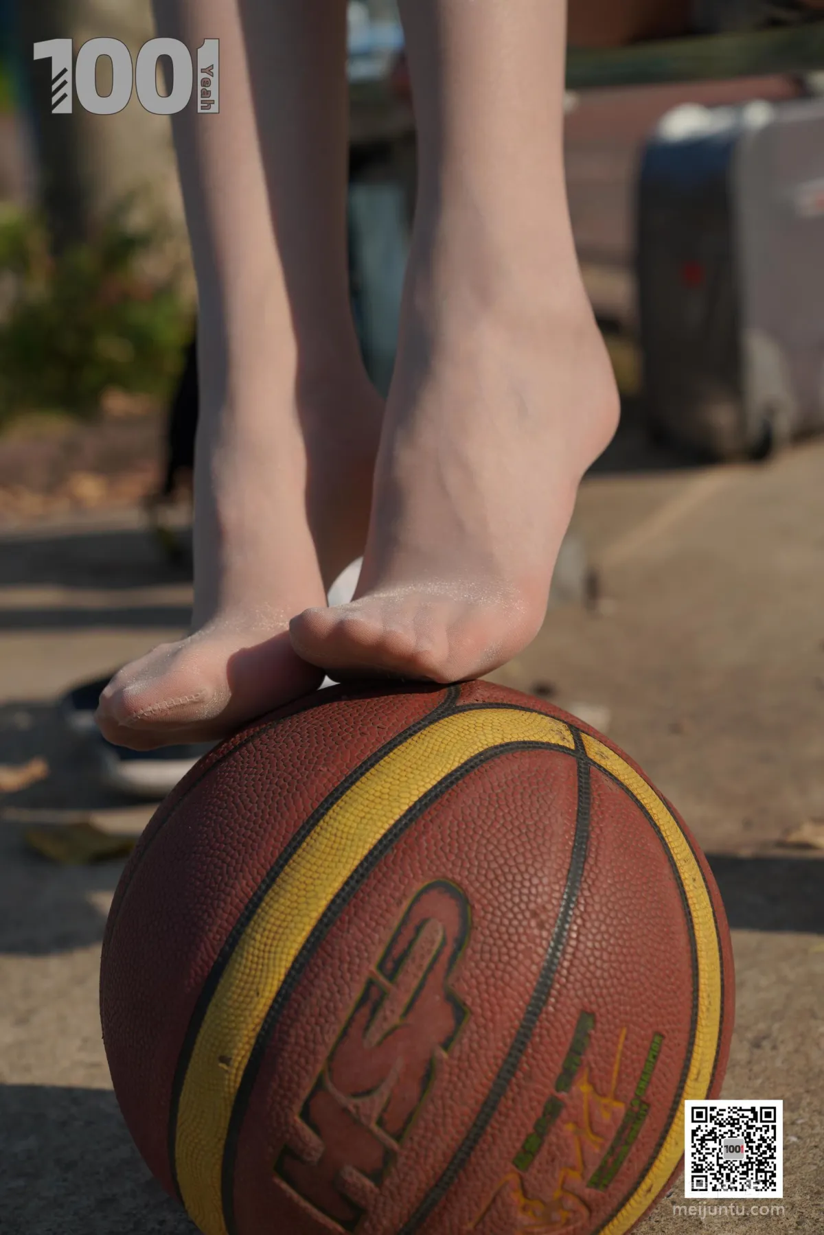 [One Thousand and One Nights] Model: Cao Mei, Accompanying Girlfriend to Play Basketball 4 Beautiful Feet and Silk Stockings Photo Set photo 53