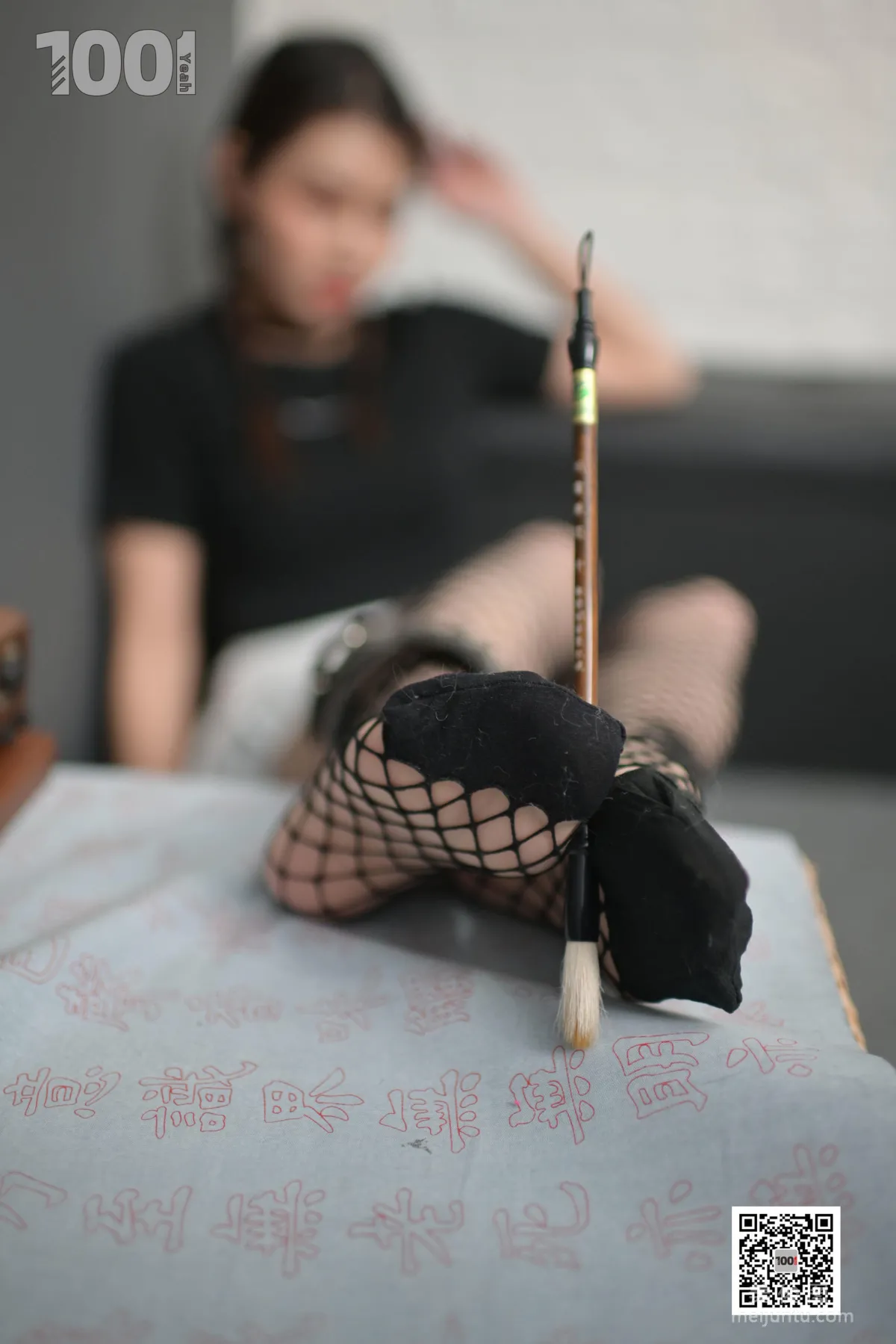 [One Thousand and One Nights] Model: Zhen Zhen Imprisoned at Home Practicing Calligraphy 2, Fishnet Stockings and Beautiful Feet Photo Set photo 22