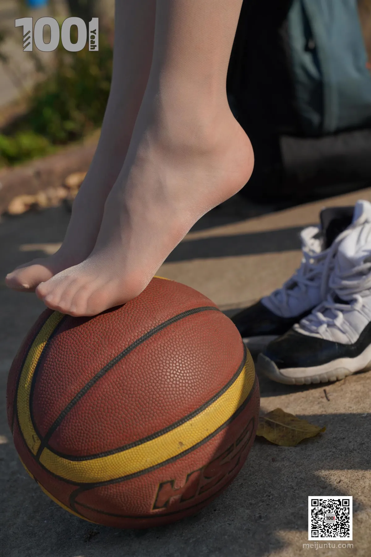 [One Thousand and One Nights] Model: Cao Mei, Accompanying Girlfriend to Play Basketball 4 Beautiful Feet and Silk Stockings Photo Set photo 50