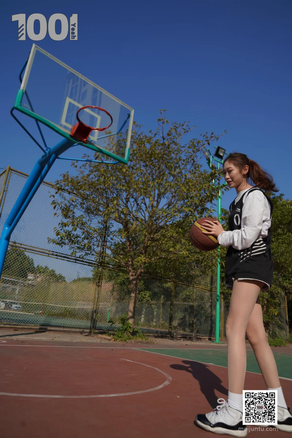 [IESS One Thousand and One Nights] Model: Cao Mei 'Playing Basketball with Girlfriend 3' Stockings and Beautiful Feet Photo Set photo 53