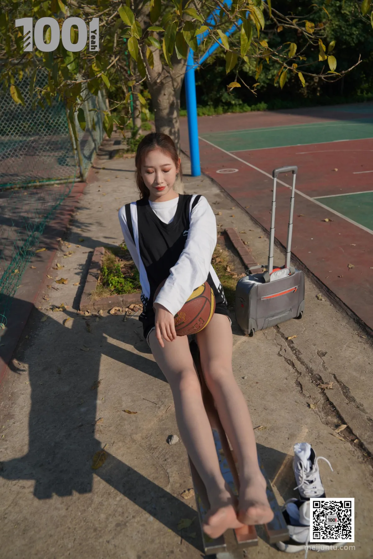 [One Thousand and One Nights] Model: Cao Mei, Accompanying Girlfriend to Play Basketball 4 Beautiful Feet and Silk Stockings Photo Set photo 39
