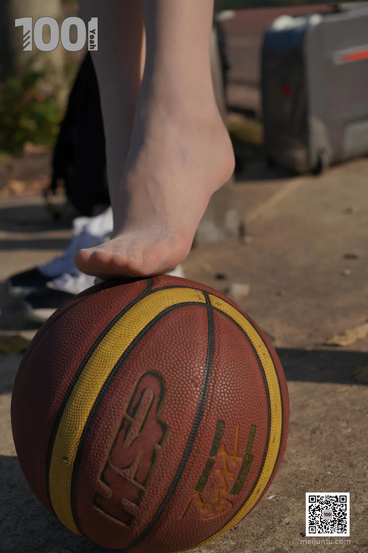 [One Thousand and One Nights] Model: Cao Mei, Accompanying Girlfriend to Play Basketball 4 Beautiful Feet and Silk Stockings Photo Set photo 54