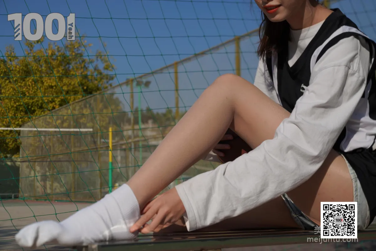 [One Thousand and One Nights] Model: Cao Mei, Accompanying Girlfriend to Play Basketball 4 Beautiful Feet and Silk Stockings Photo Set photo 1