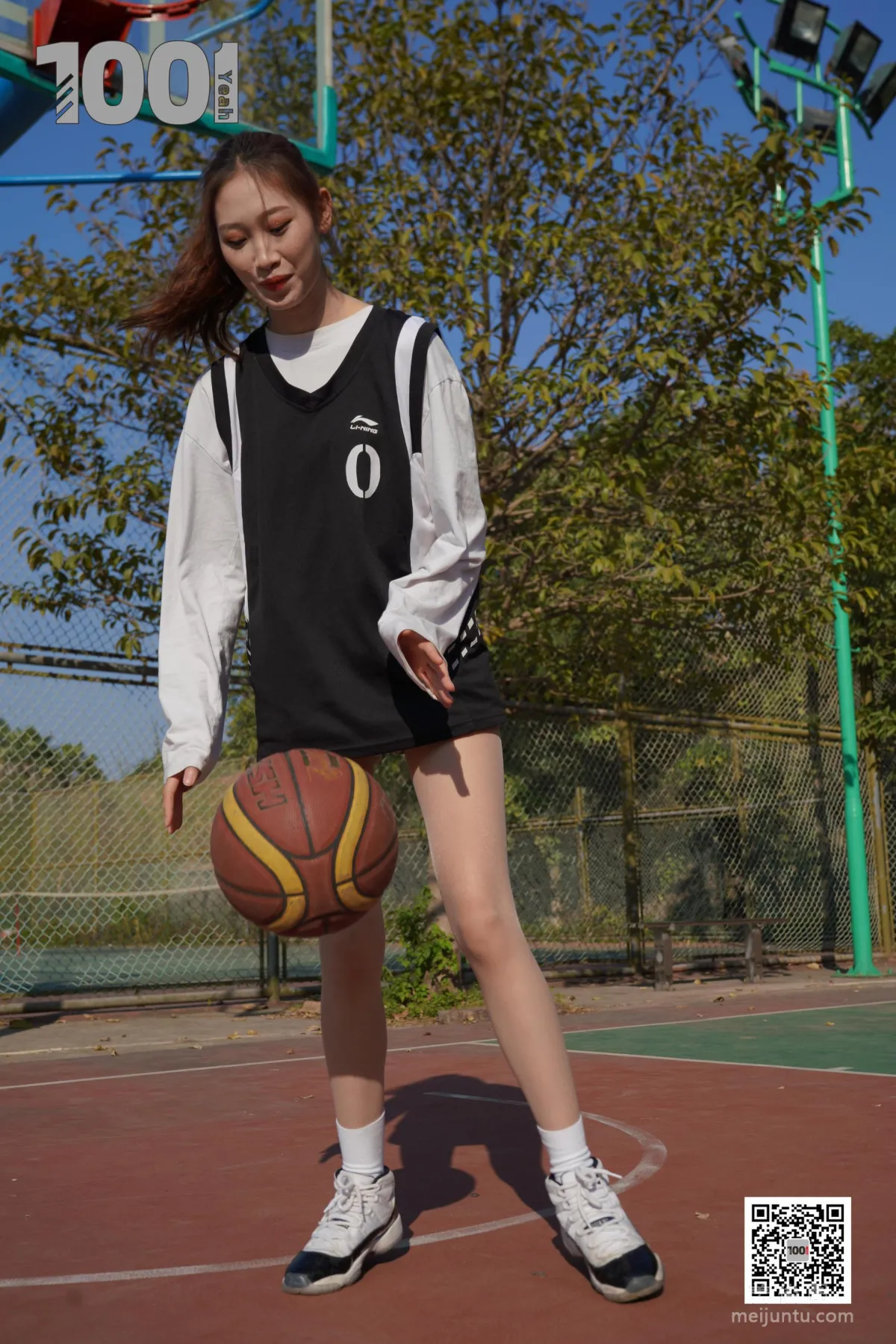 [IESS One Thousand and One Nights] Model: Cao Mei 'Playing Basketball with Girlfriend 3' Stockings and Beautiful Feet Photo Set photo 26