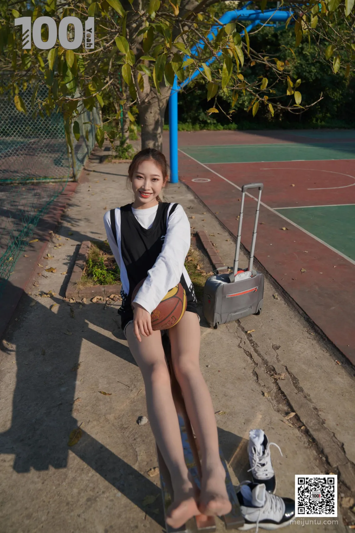 [One Thousand and One Nights] Model: Cao Mei, Accompanying Girlfriend to Play Basketball 4 Beautiful Feet and Silk Stockings Photo Set photo 40