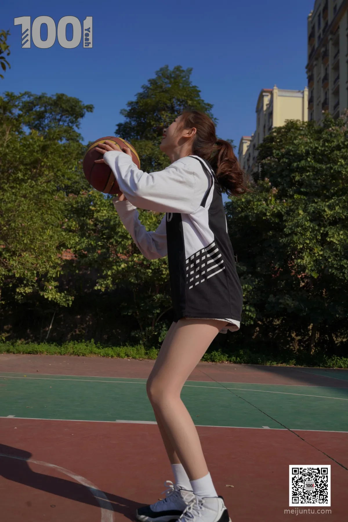 [IESS一千零一夜] 模特草莓《陪女朋友打籃球2》 絲襪美腿寫真集 74