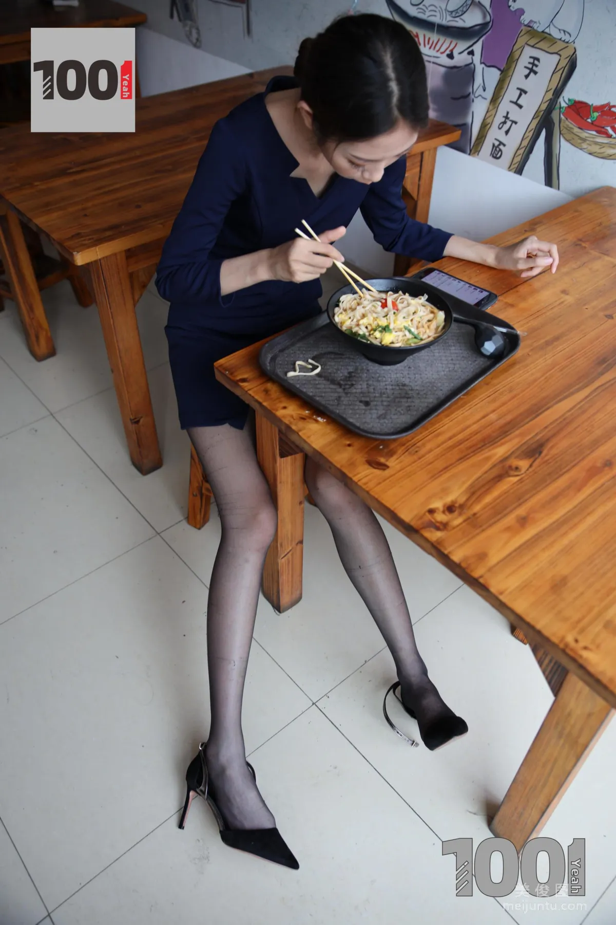 [One Thousand and One Nights] Cao Mei Salesperson's Lunch Break 3 Black Stockings and Beautiful Feet Photo Set photo 19
