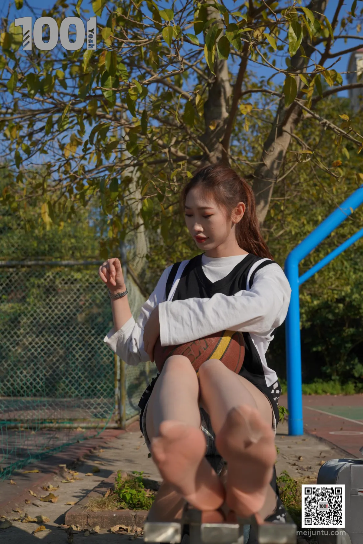 [One Thousand and One Nights] Model: Cao Mei, Accompanying Girlfriend to Play Basketball 4 Beautiful Feet and Silk Stockings Photo Set photo 37