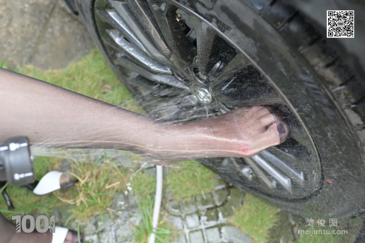 [One Thousand and One Nights] Model: Tui Tui, Self-Service Car Wash 3, Black Stockings and Beautiful Feet, Photo Set photo 36