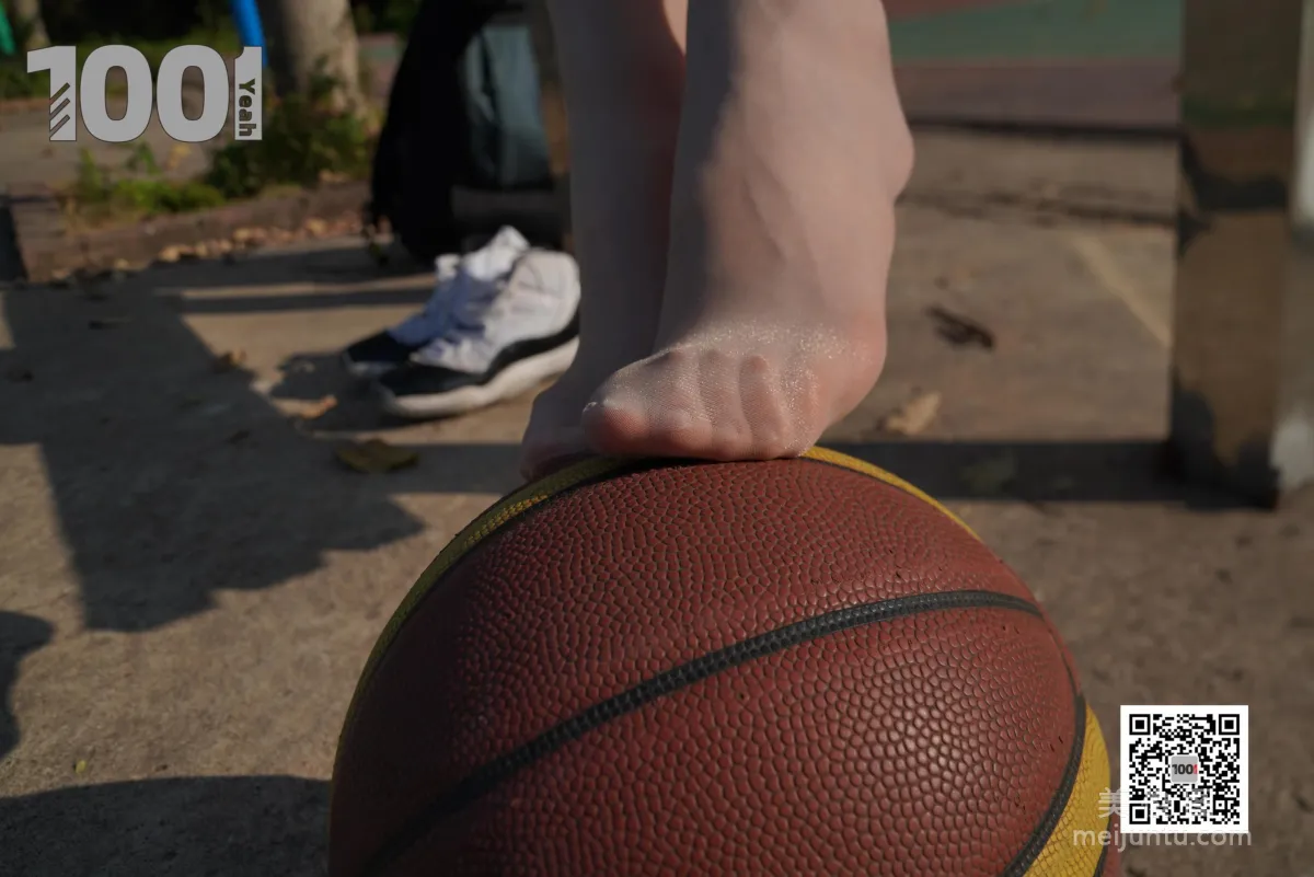 [One Thousand and One Nights] Model: Cao Mei, Accompanying Girlfriend to Play Basketball 4 Beautiful Feet and Silk Stockings Photo Set photo 80