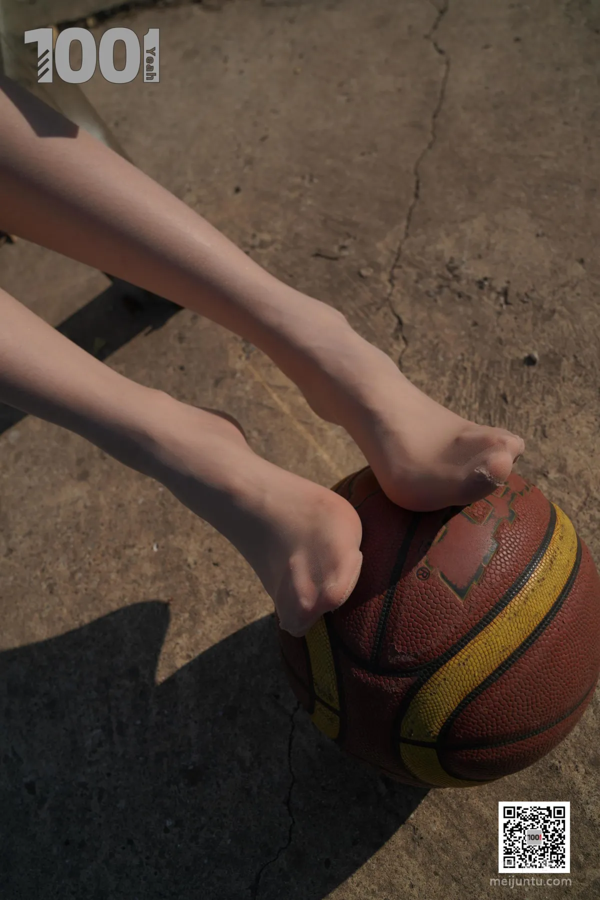 [One Thousand and One Nights] Model: Cao Mei, Accompanying Girlfriend to Play Basketball 4 Beautiful Feet and Silk Stockings Photo Set photo 73