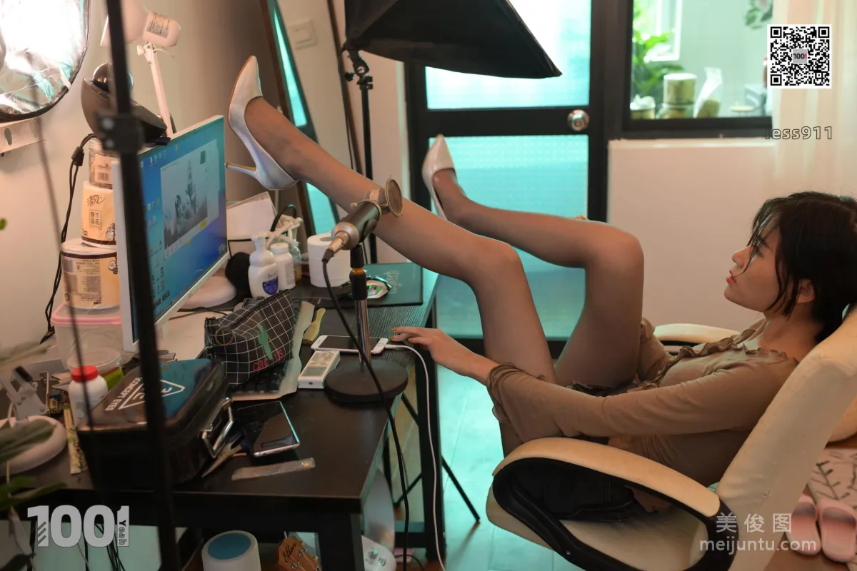[IESS一千零一夜] 《網絡女主播的私生活2》 黑絲美腳寫真集 29