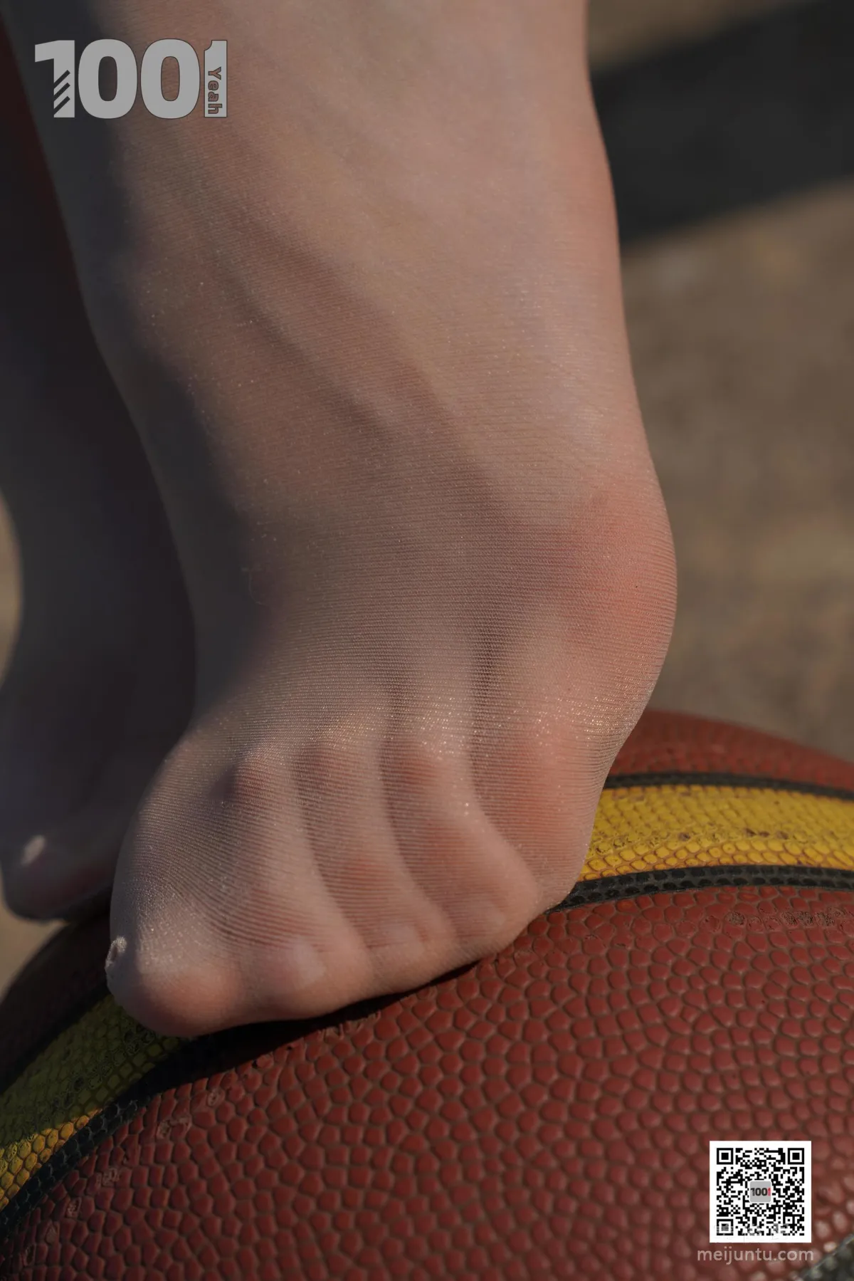 [One Thousand and One Nights] Model: Cao Mei, Accompanying Girlfriend to Play Basketball 4 Beautiful Feet and Silk Stockings Photo Set photo 77
