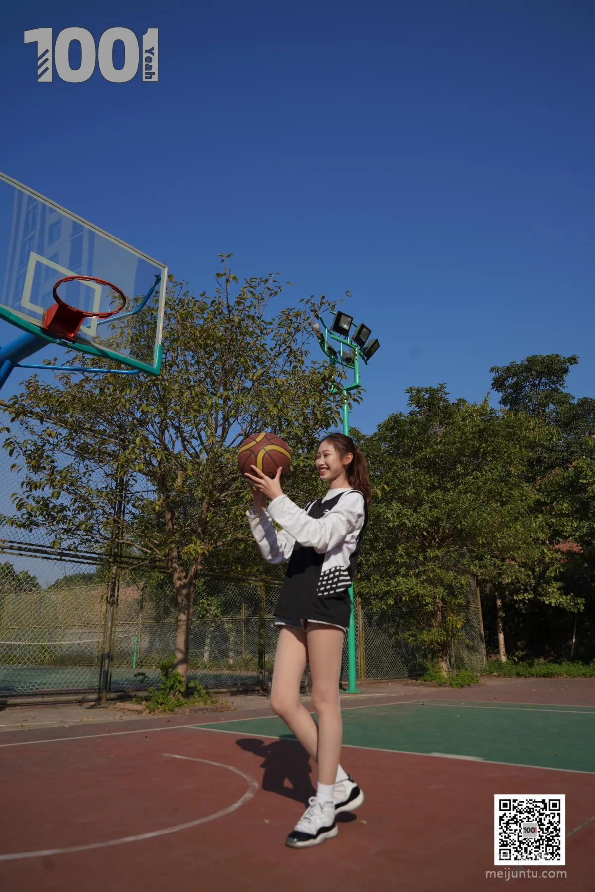 [IESS One Thousand and One Nights] Model: Cao Mei 'Playing Basketball with Girlfriend 3' Stockings and Beautiful Feet Photo Set photo 49