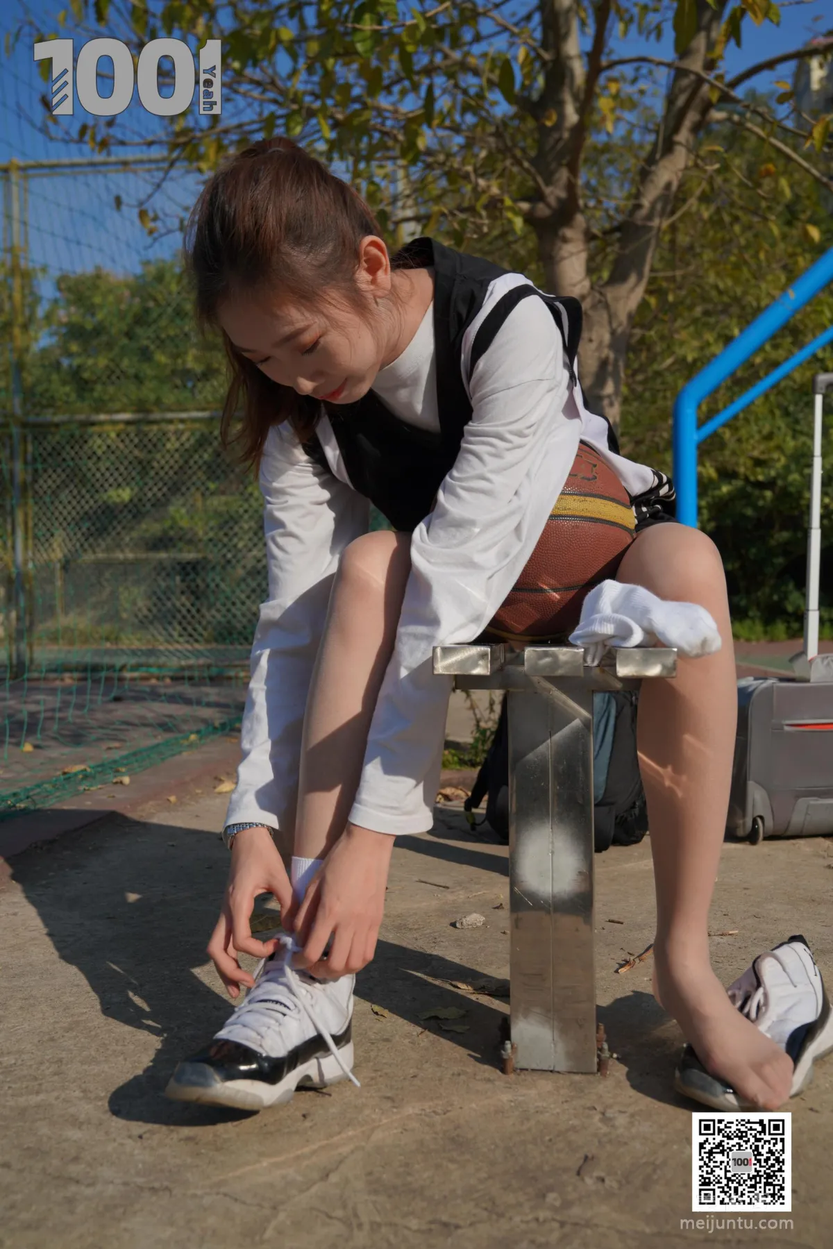 [One Thousand and One Nights] Model: Cao Mei, Accompanying Girlfriend to Play Basketball 4 Beautiful Feet and Silk Stockings Photo Set photo 9