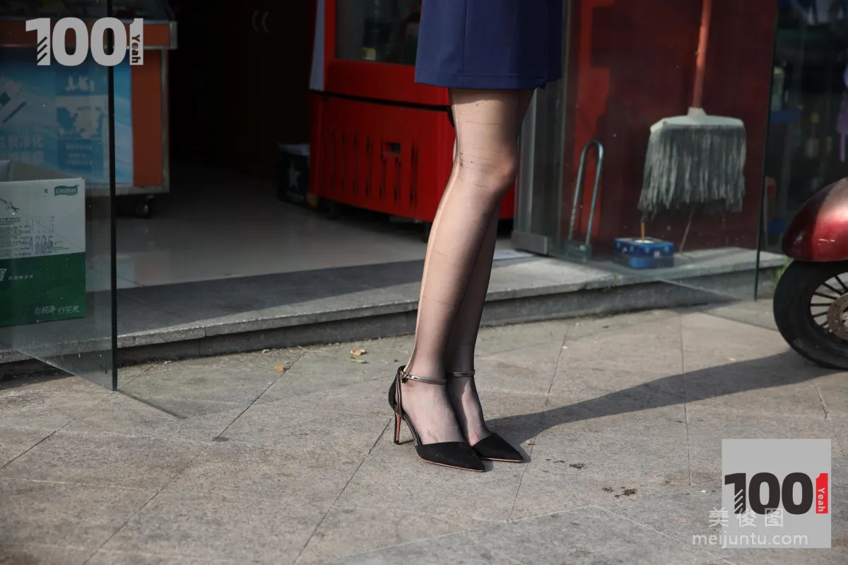 [One Thousand and One Nights] Cao Mei Salesperson's Lunch Break 3 Black Stockings and Beautiful Feet Photo Set photo 96