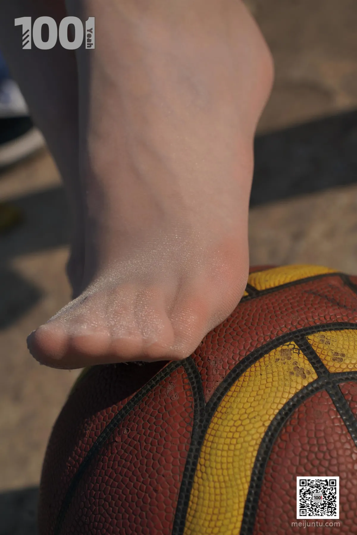 [One Thousand and One Nights] Model: Cao Mei, Accompanying Girlfriend to Play Basketball 4 Beautiful Feet and Silk Stockings Photo Set photo 59