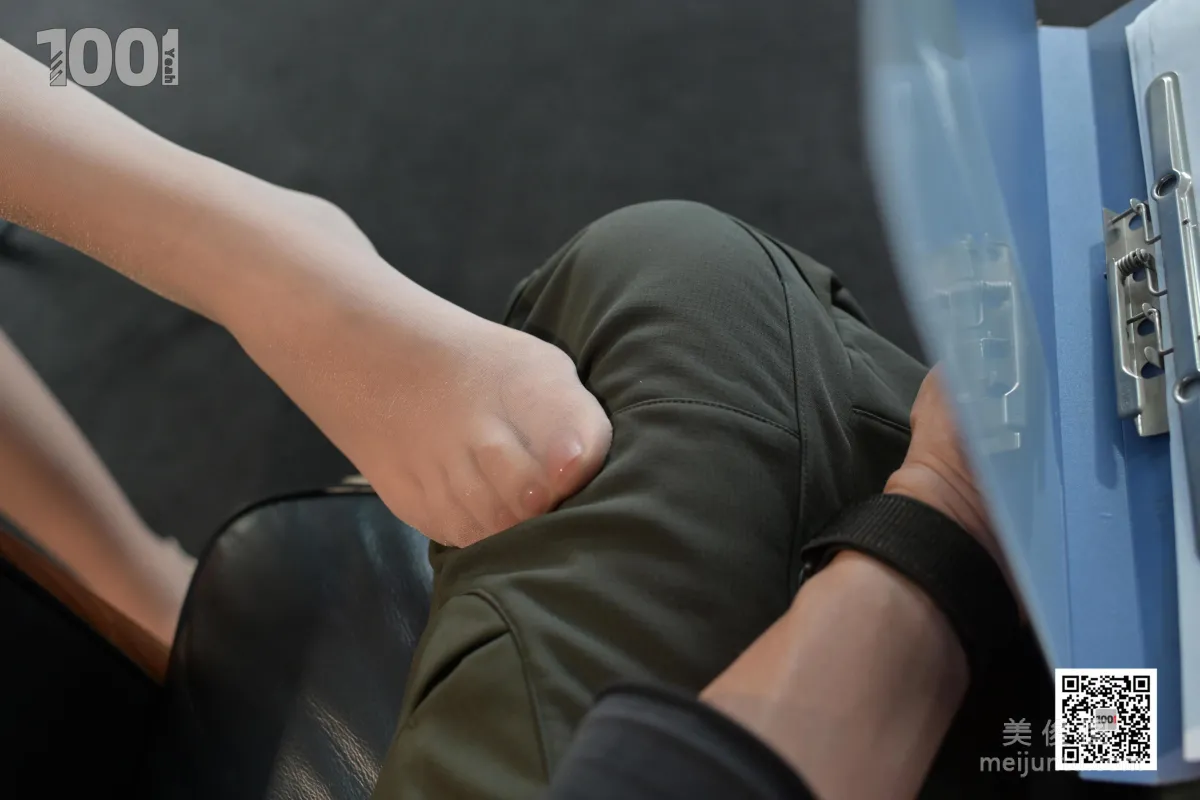 [One Thousand and One Nights] Model: Xi Gua 《Workplace Newbie Interview 4》 Shredded Silk Stockings Beautiful Feet Photo Set photo 20