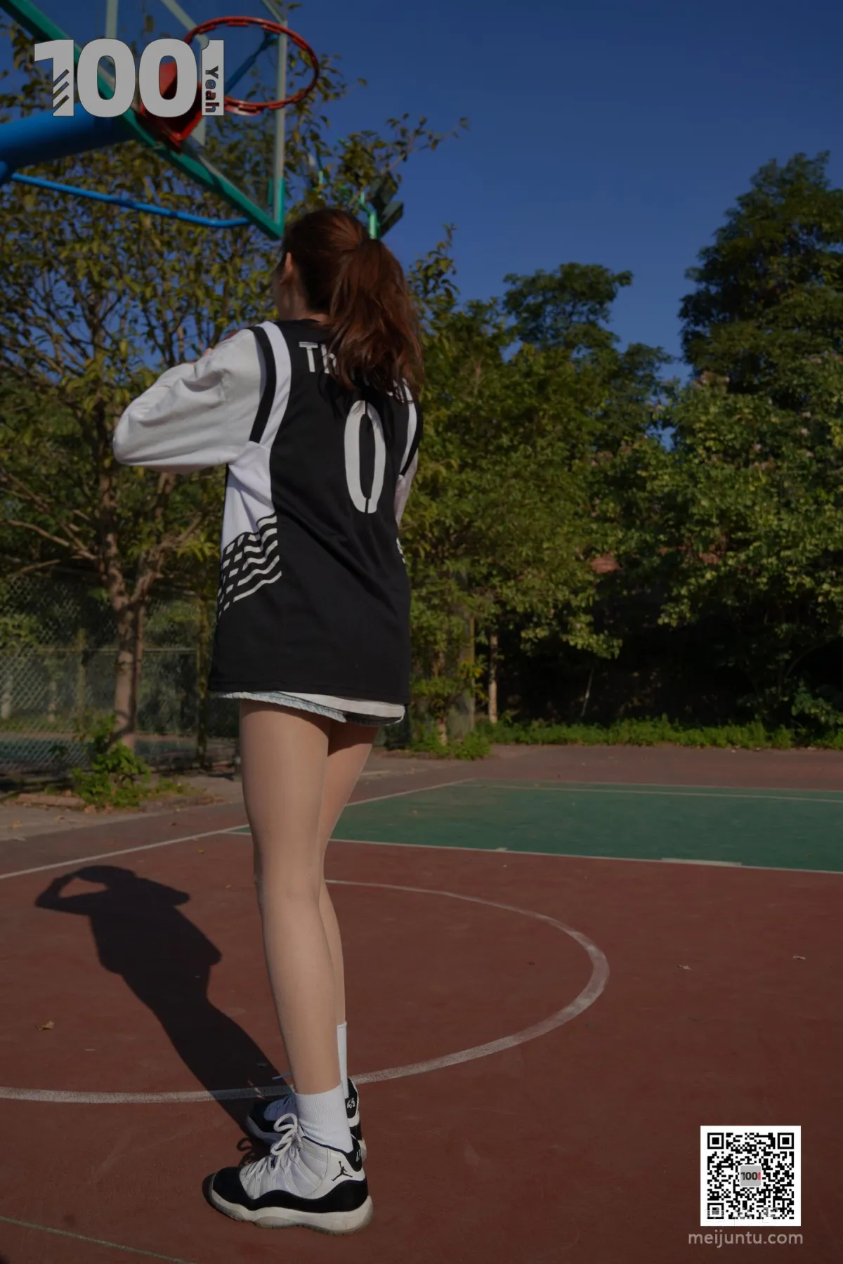 [IESS一千零一夜] 模特草莓《陪女朋友打籃球2》 絲襪美腿寫真集 59