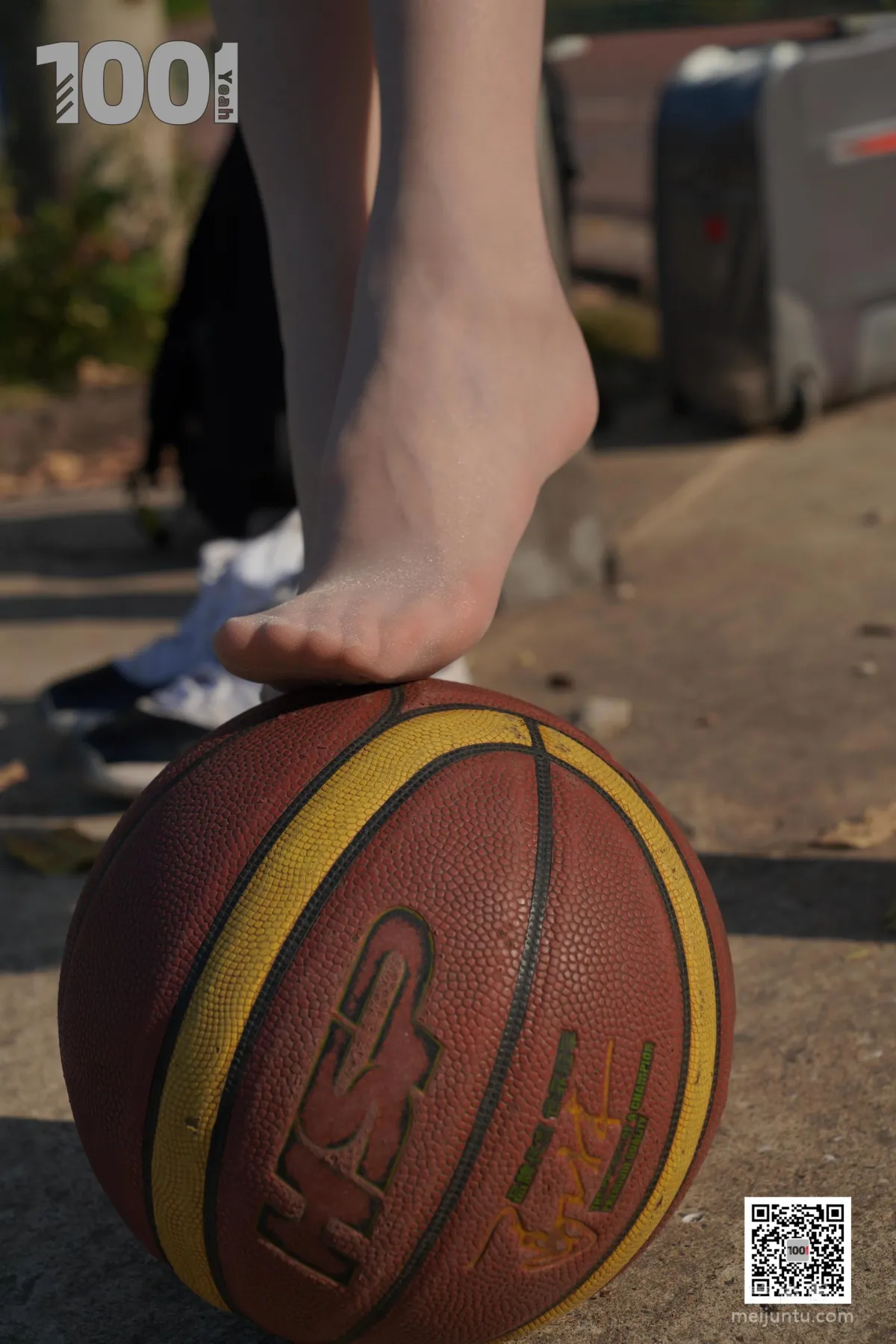 [One Thousand and One Nights] Model: Cao Mei, Accompanying Girlfriend to Play Basketball 4 Beautiful Feet and Silk Stockings Photo Set photo 55