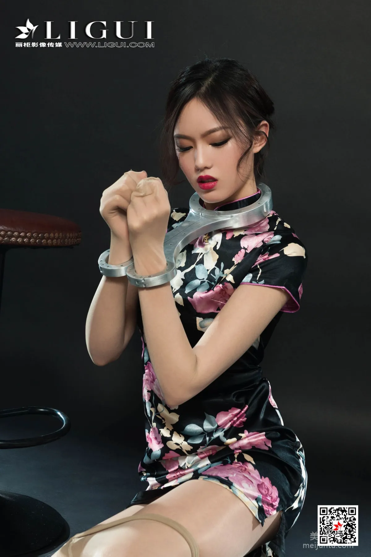 [丽柜Ligui] Model 敏儿 《旗袍丝足美束》 写真集35
