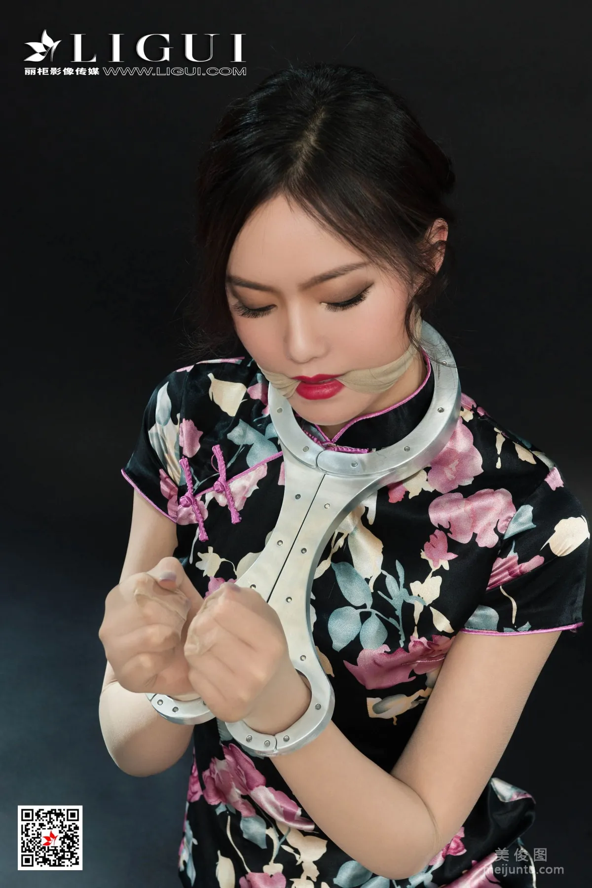[麗櫃Ligui] Model 敏兒 《旗袍絲足美束》 寫真集 26