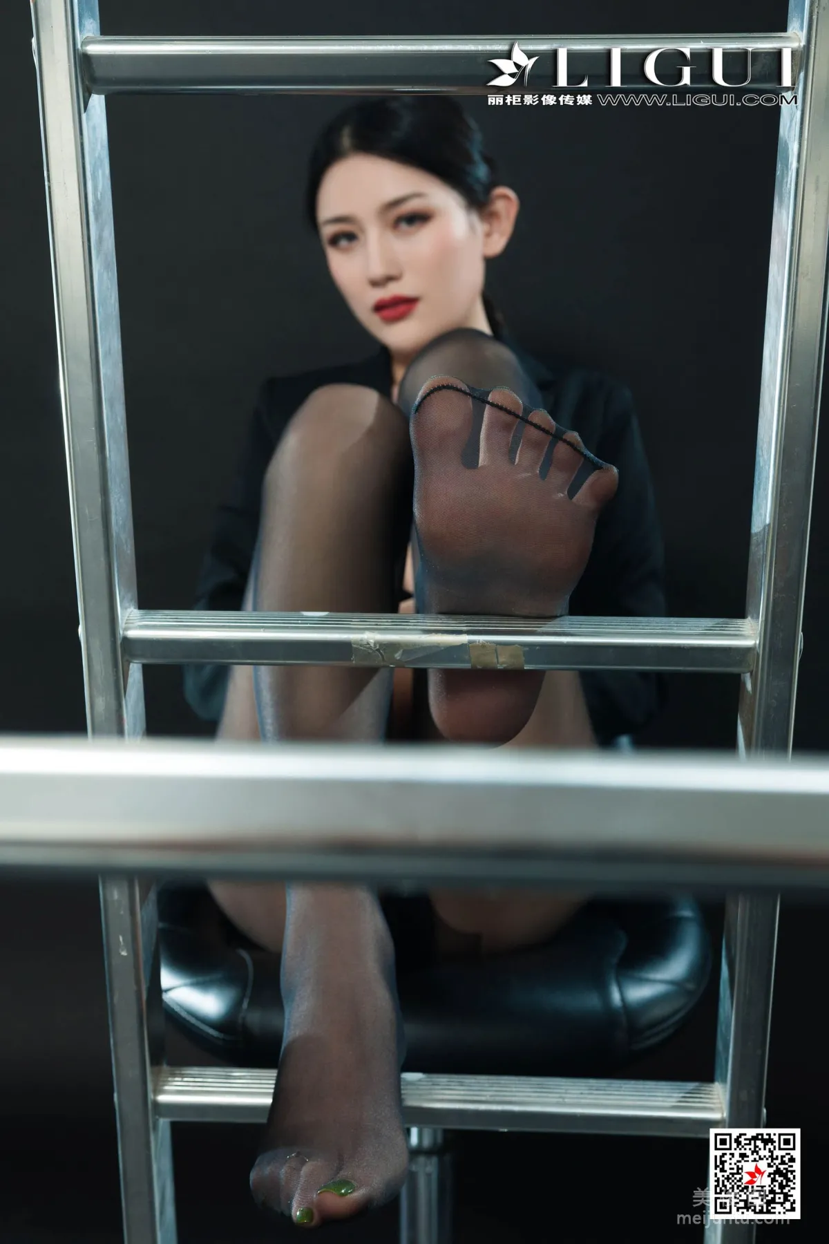 [丽柜Ligui] Model 甜甜 《黑丝美脚女郎》 写真集34