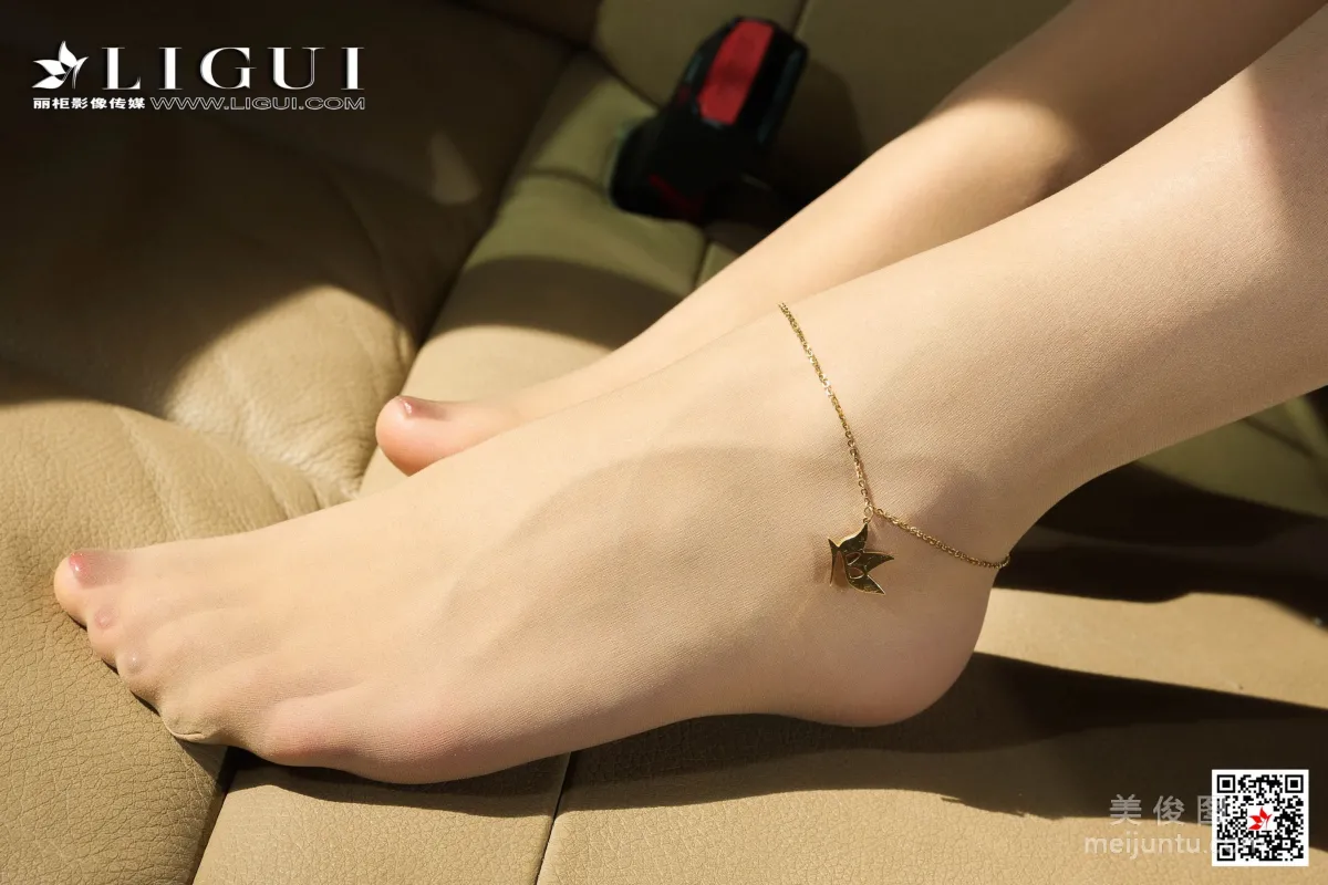 [丽柜Ligui] Model 汐汐 《车内丝袜迷情》 写真集23