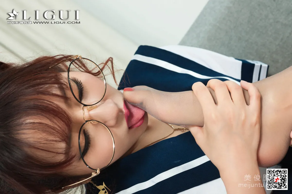 [丽柜Ligui] Model 汐汐&文芮 《医生+学生水手服丝足诱惑》 写真集29