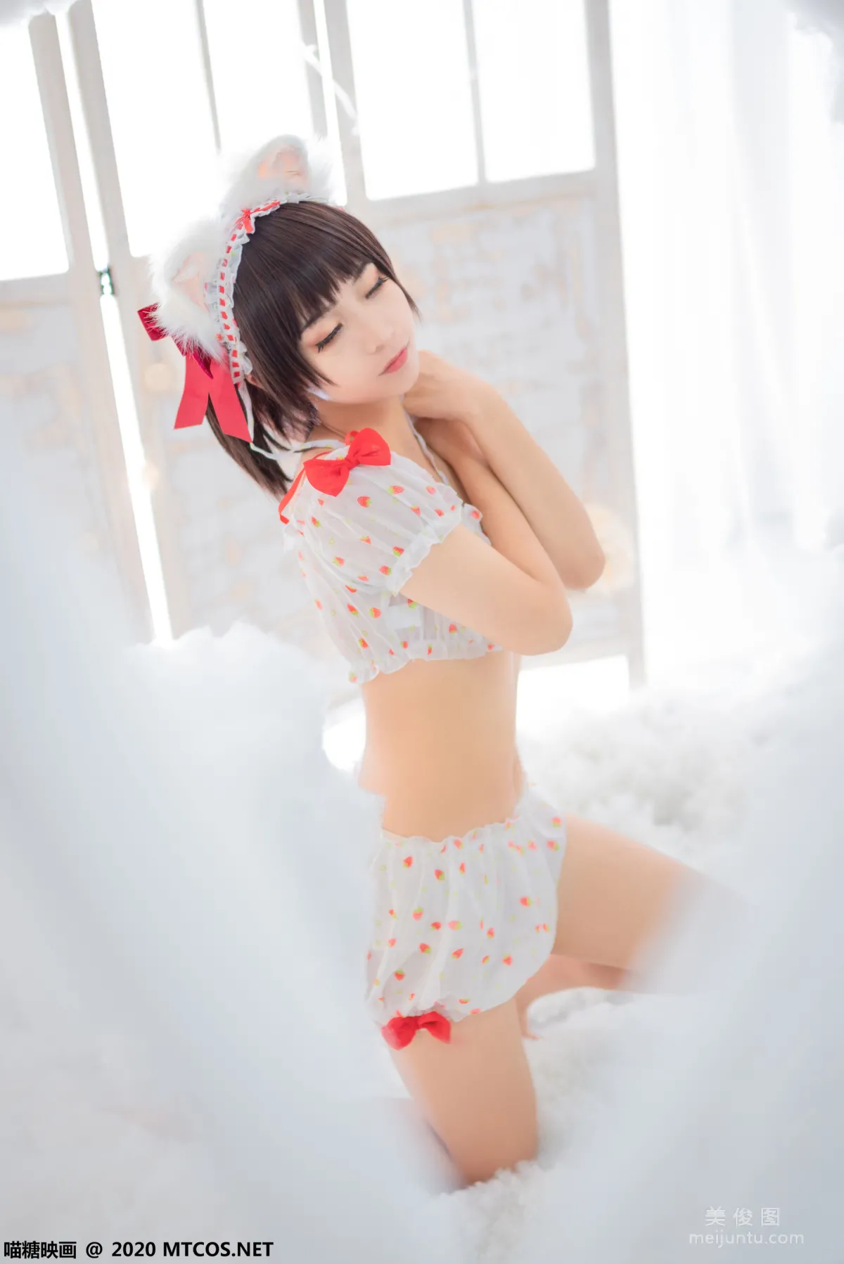 [喵糖映畫] VOL.155 《草莓印花小夜衣》 寫真集 2