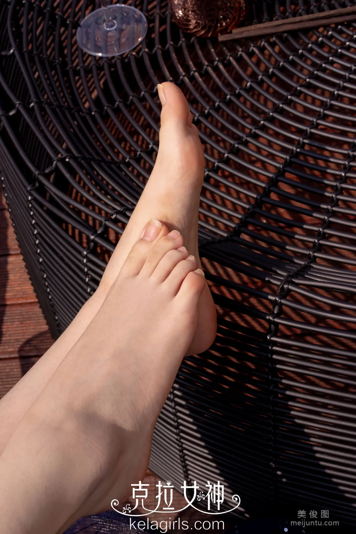 [Kelagirls] Kela Nvshen Qianqian, Rooftop Bare Feet Photo Set photo 5