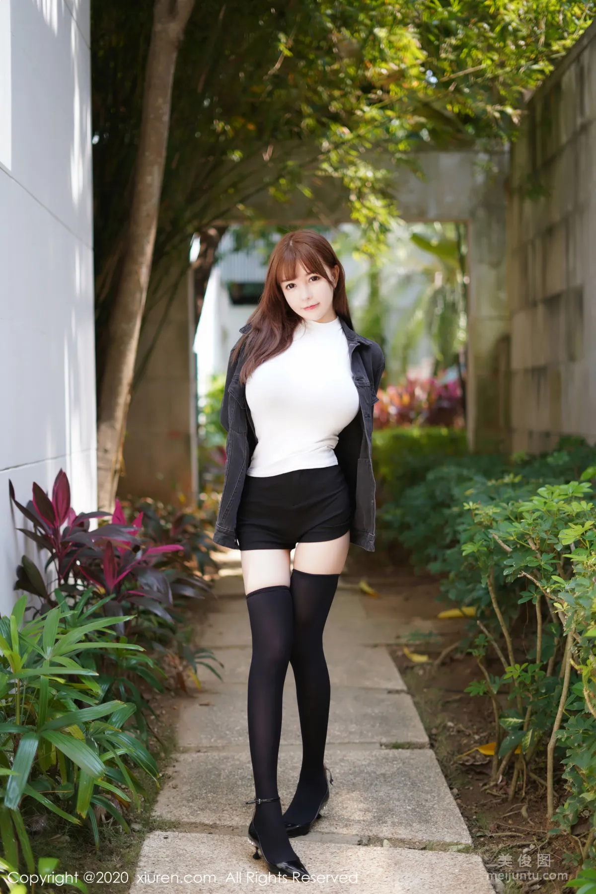 [XiuRen] No.2147 UU Jiang 《Black Coat Series》 Photo Set photo 4