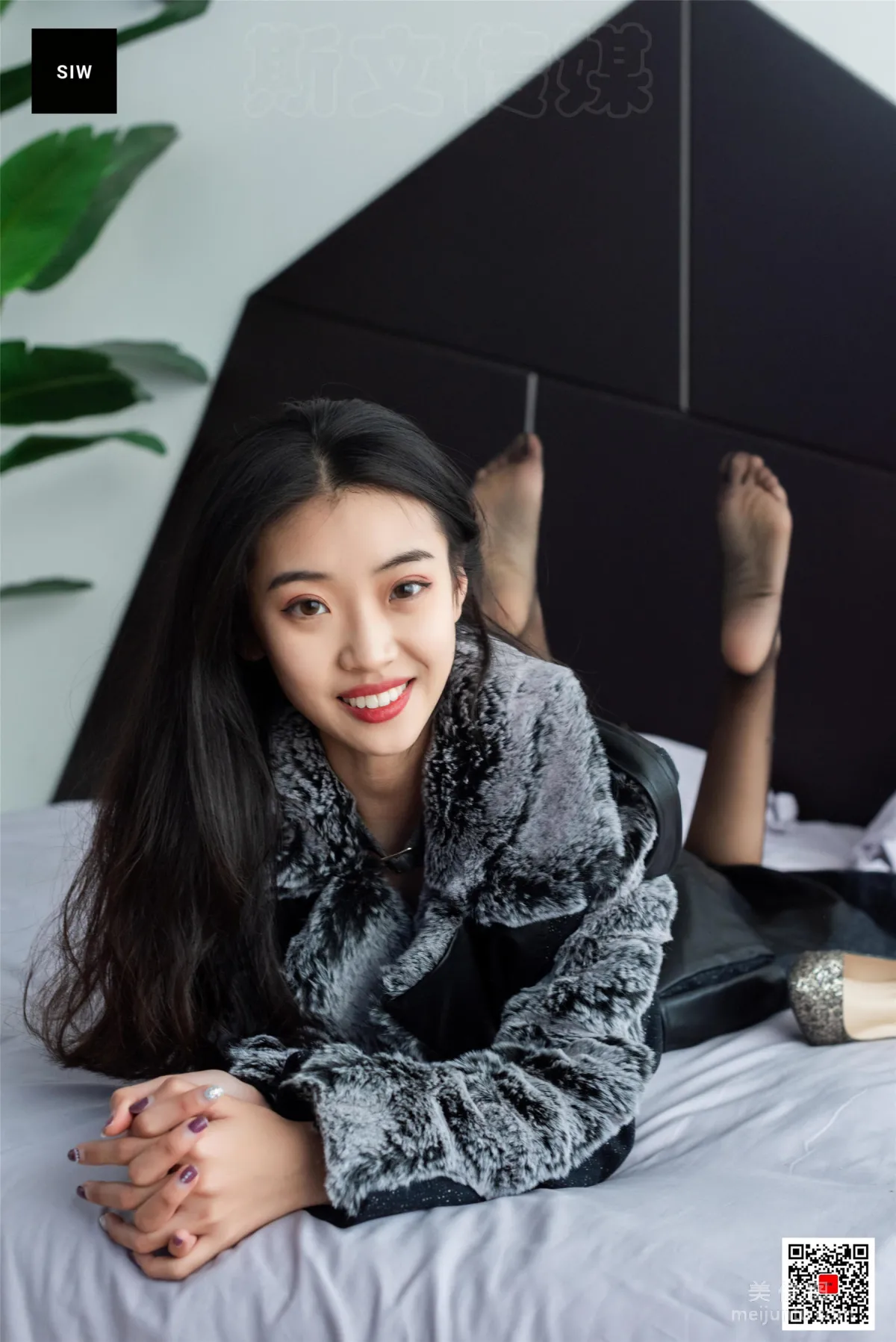 [斯文传媒SIW] 蓉儿 《翻毛领拼色毛呢仿皮华贵长款大衣》 写真集55