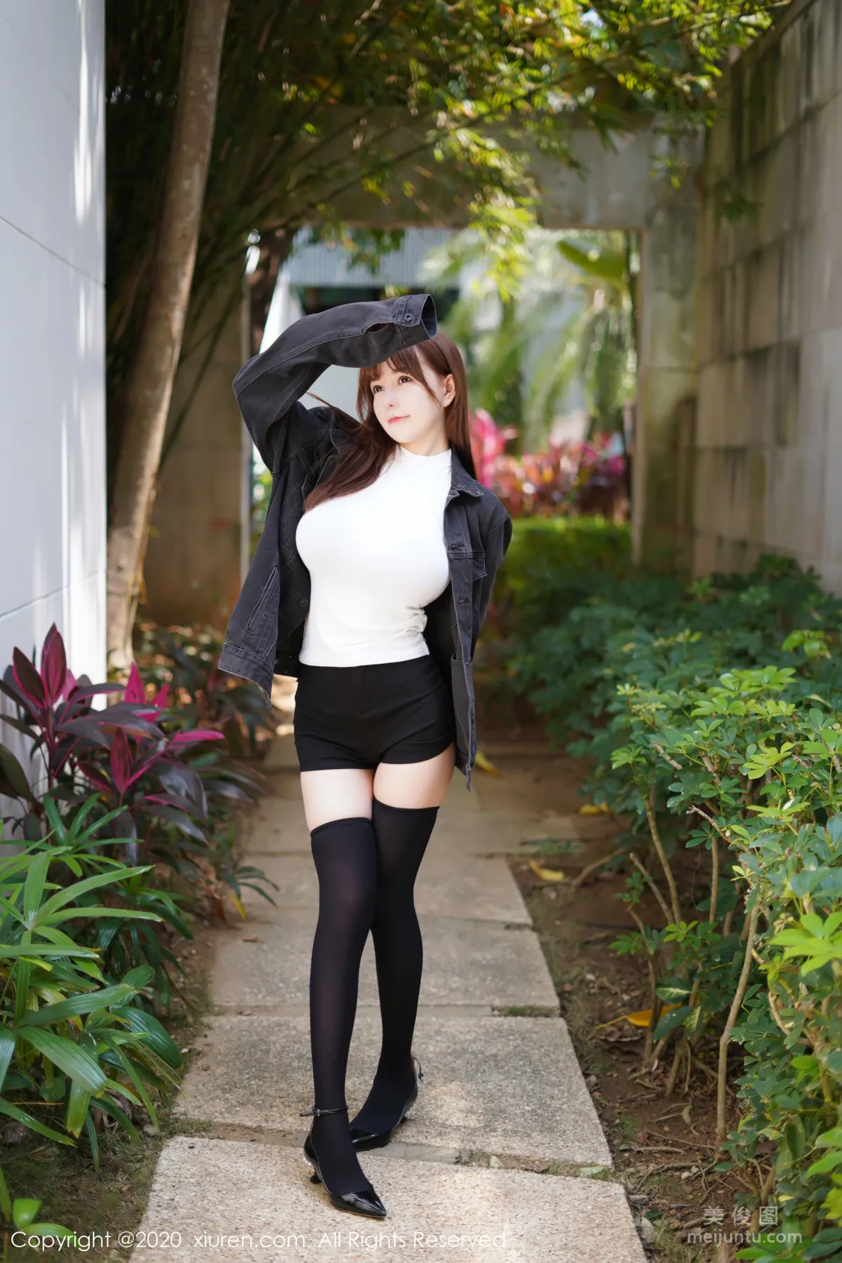 [XiuRen] No.2147 UU Jiang 《Black Coat Series》 Photo Set photo 22