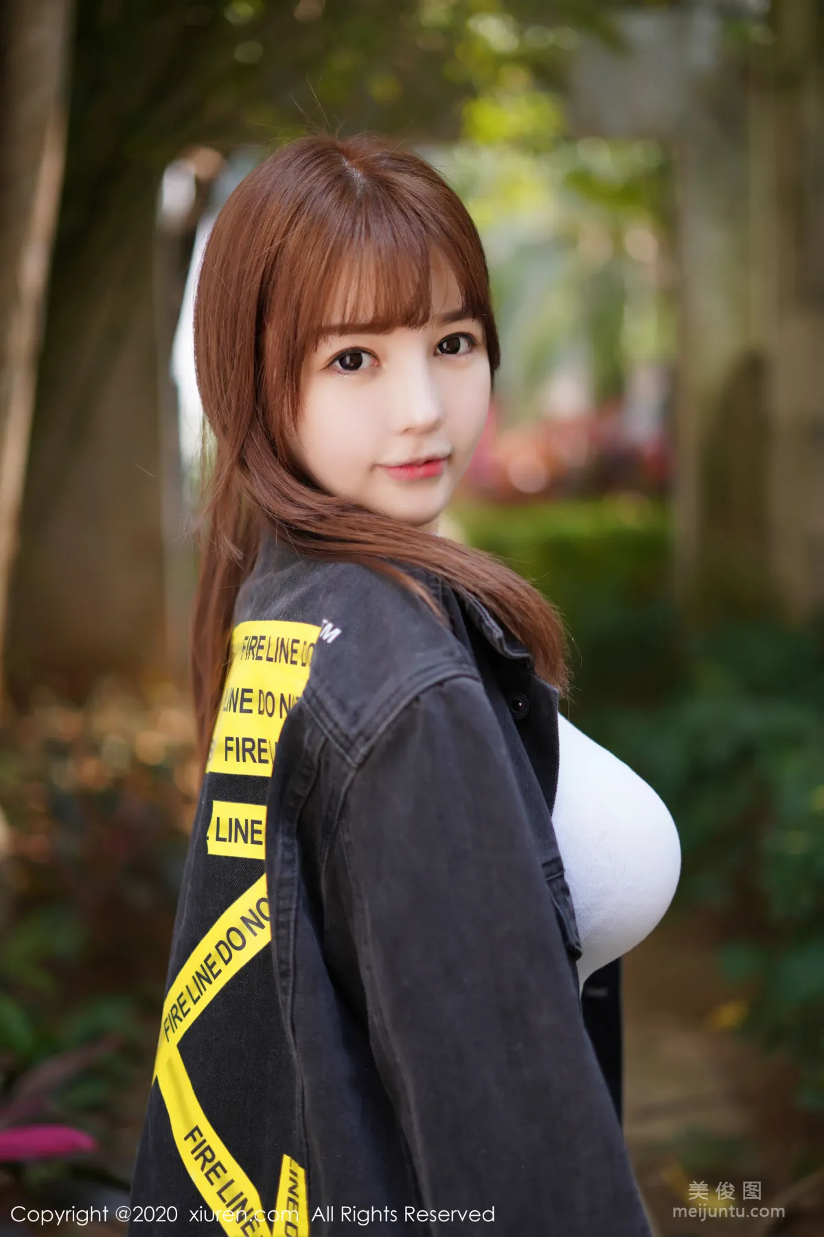 [XiuRen] No.2147 UU Jiang 《Black Coat Series》 Photo Set photo 24