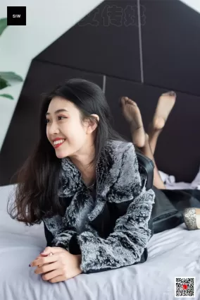 [斯文傳媒SIW] 蓉兒 《翻毛領拼色毛呢仿皮華貴長款大衣》 寫真集